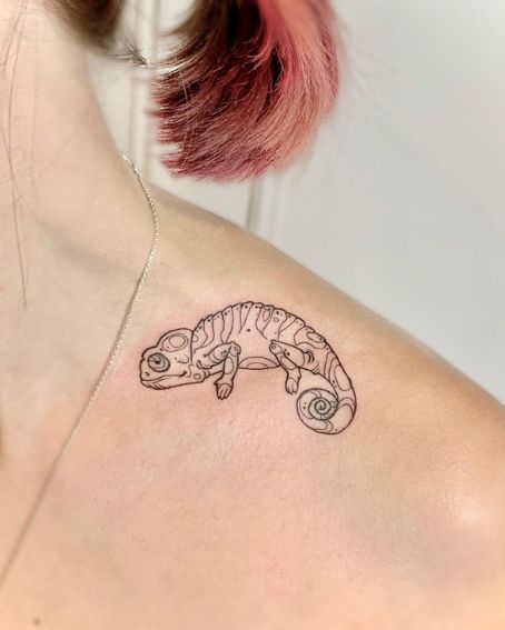 Chameleon Tattoo Design on The Collarbone