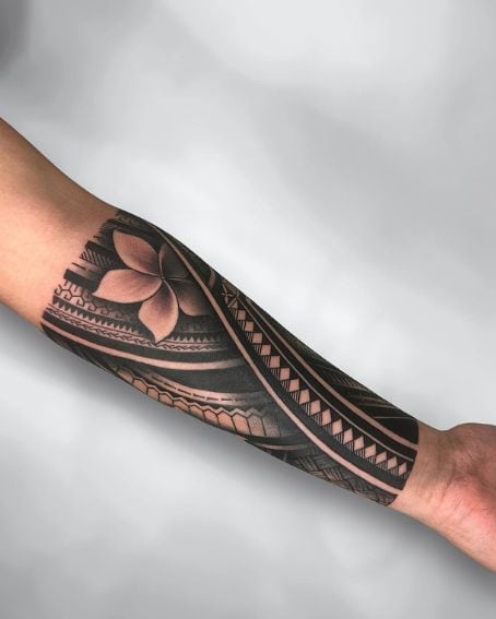 Polynesian tattoo with floral design